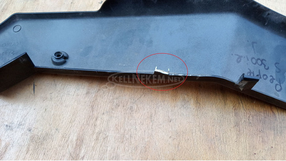 Kymco People S 250 - 300 i.e taposó alatti idom jobbos sérült - 7/10