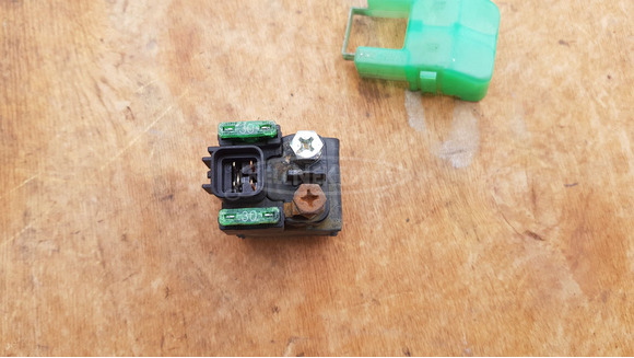 Suzuki Burgman 250 - 400 (merci lámpás) indító relé