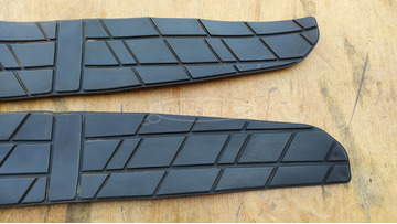 Suzuki Burgman 250 - 400 (merci lámpás) gumiszőnyeg pár