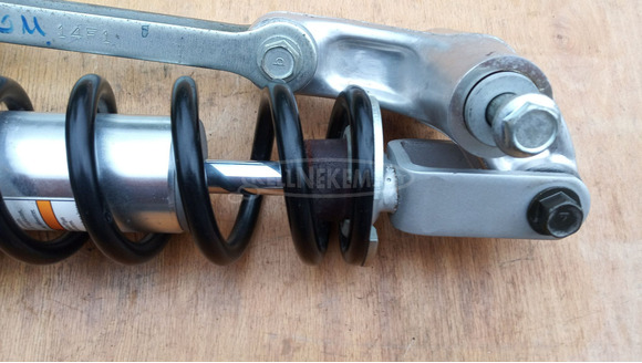 Suzuki Burgman 250 (merci lámpás) hátsó lengéscsillapító - 7/10