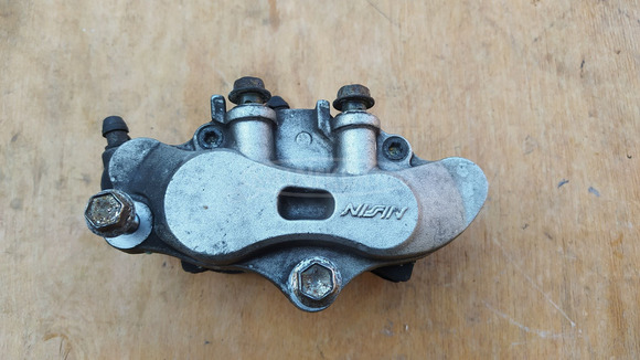 Suzuki Burgman 250 - 400 (merci lámpás) első féknyereg - 1/6