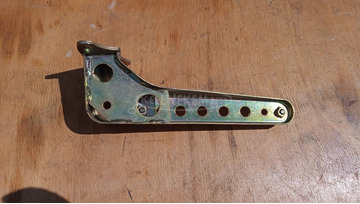 Suzuki Burgman 250 - 400 (merci lámpás) hátsó lábtartó vas jobbos