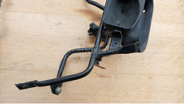 Suzuki Burgman 250 - 400 (merci lámpás) első idom tartó konzol