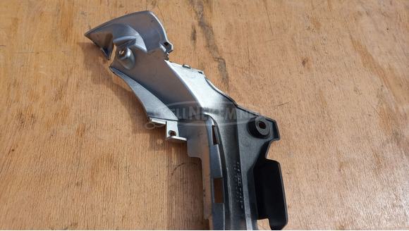 Suzuki Burgman 250 - 400 (merci lámpás) háttámla burkolat ezüst - 7/10