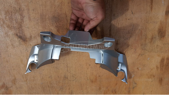 Suzuki Burgman 250 - 400 (merci lámpás) háttámla burkolat ezüst - 8/10