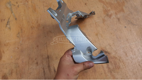 Suzuki Burgman 250 - 400 (merci lámpás) háttámla burkolat ezüst - 9/10