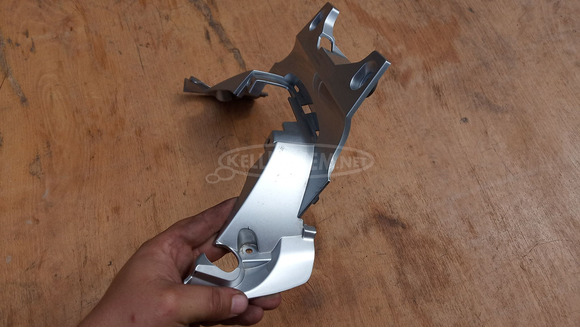 Suzuki Burgman 250 - 400 (merci lámpás) háttámla burkolat ezüst - 10/10