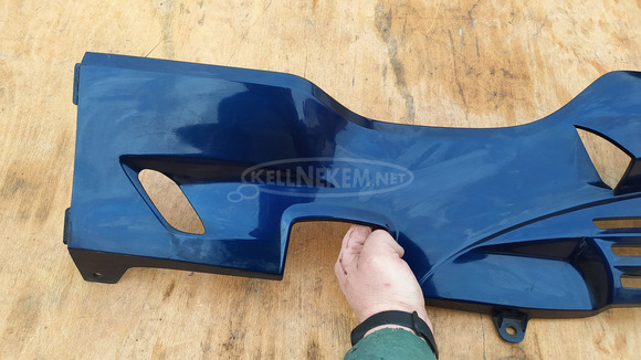 Suzuki Burgman 250 - 400 (merci lámpás) taposó alatti idom balos kék