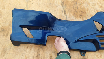 Suzuki Burgman 250 - 400 (merci lámpás) taposó alatti idom balos kék