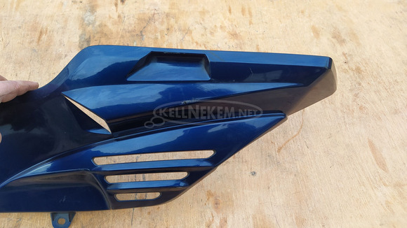 Suzuki Burgman 250 - 400 (merci lámpás) taposó alatti idom balos kék