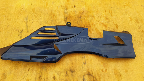 Suzuki Burgman 250 - 400 (merci lámpás) taposó alatti idom balos kék