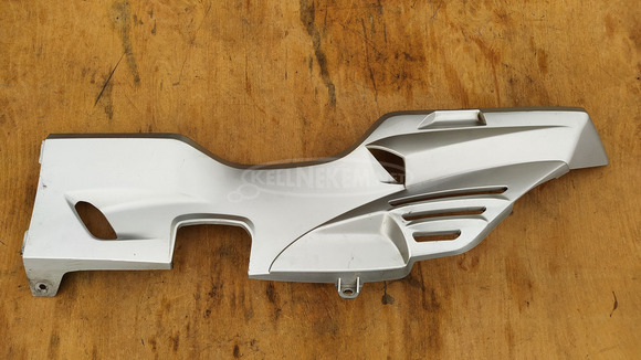 Suzuki Burgman 250 - 400 (merci lámpás) taposó alatti idom balos ezüst