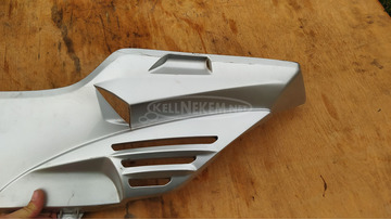 Suzuki Burgman 250 - 400 (merci lámpás) taposó alatti idom balos ezüst