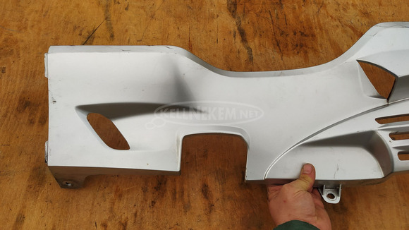 Suzuki Burgman 250 - 400 (merci lámpás) taposó alatti idom balos ezüst