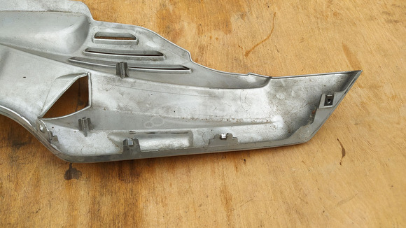 Suzuki Burgman 250 - 400 (merci lámpás) taposó alatti idom balos ezüst