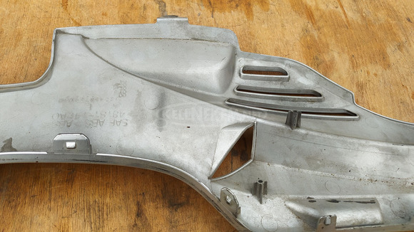 Suzuki Burgman 250 - 400 (merci lámpás) taposó alatti idom balos ezüst