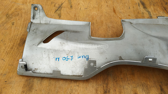 Suzuki Burgman 250 - 400 (merci lámpás) taposó alatti idom balos ezüst