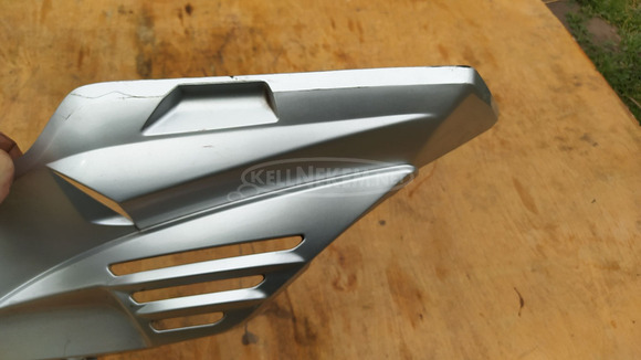 Suzuki Burgman 250 - 400 (merci lámpás) taposó alatti idom balos ezüst