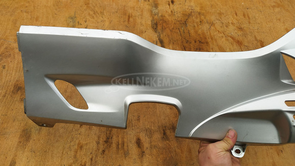 Suzuki Burgman 250 - 400 (merci lámpás) taposó alatti idom balos ezüst