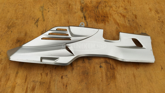 Suzuki Burgman 250 - 400 (merci lámpás) taposó alatti idom balos ezüst