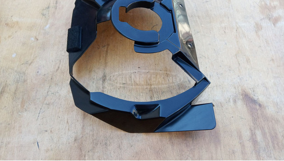 Suzuki Burgman 250 - 400 (merci lámpás) első villa körüli műanyag - 4/8