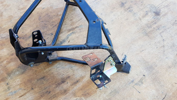 Piaggio X9 125 - 500 első idom tartó konzol