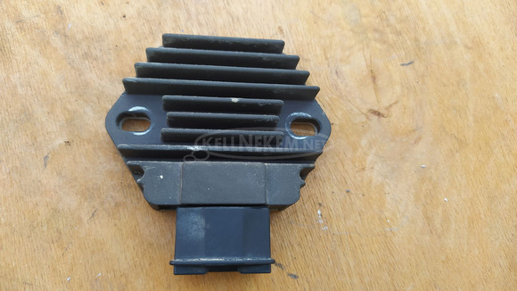 Piaggio x9 250 (honda blokkos) feszültségszabályzó