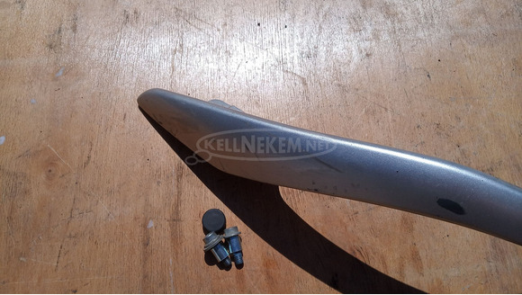 Suzuki Burgman 250 - 400 2003-2006 hátsó kapaszkodó balos