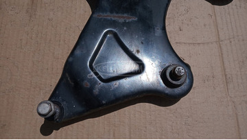 Suzuki Burgman 400 2003-2006 kipufogó tartókonzol