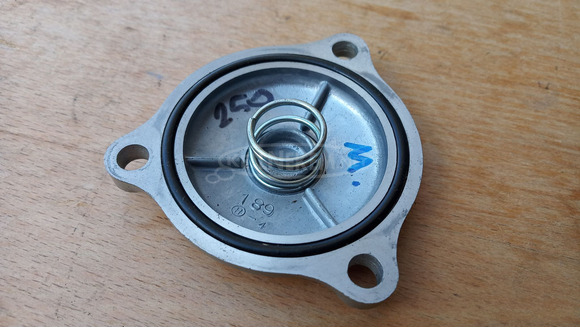 Suzuki Burgman 250 - 400 2003-2006 olajszűrő fedél - 3/3