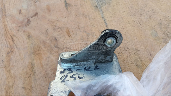 Suzuki Burgman 250 - 400 2003-2006 ülés zsanér - 7/8