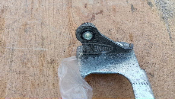 Suzuki Burgman 250 - 400 2003-2006 ülés zsanér - 8/8