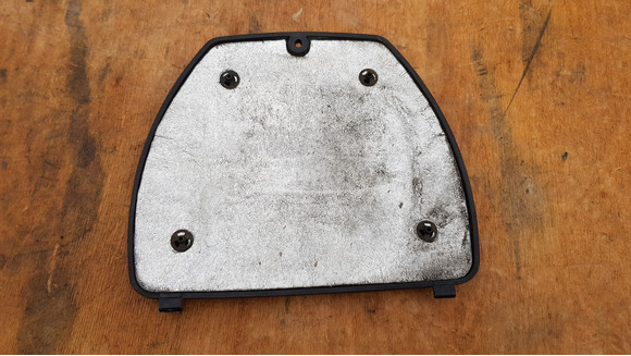 Piaggio Beverly 500 szervízfedél sisaktartóba