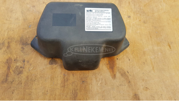 Aprilia Leonardo 125 - 150 akkumulátor fedél