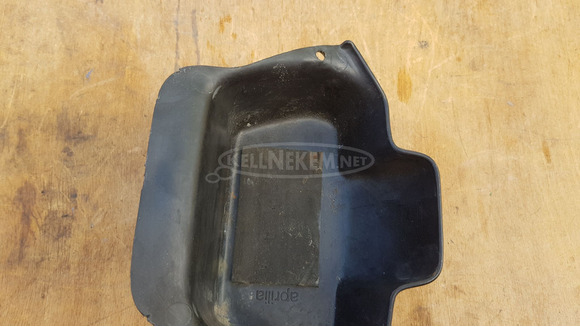 Aprilia Leonardo 125 - 150 akkumulátor fedél