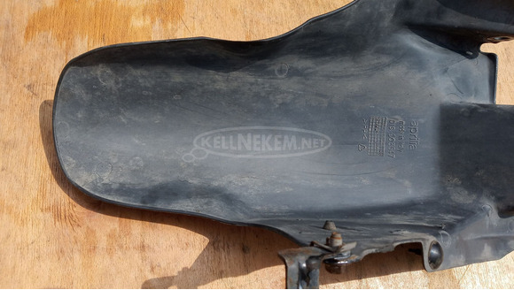 Aprilia Leonardo 125 - 150 hátsó kerék feletti idom