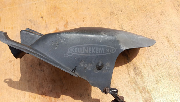 Aprilia Leonardo 125 - 150 hátsó kerék feletti idom