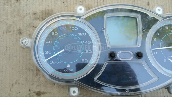 Piaggio Xevo 400 km óra műszerfal - 6/10