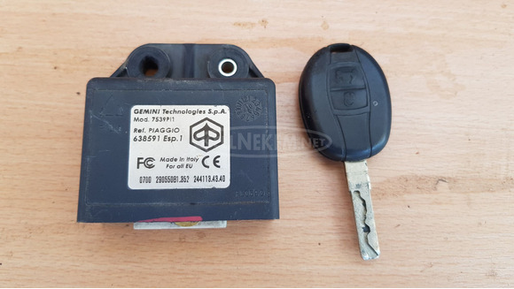 Piaggio Xevo 400 csomagtartó nyitó elektronika - 1/6