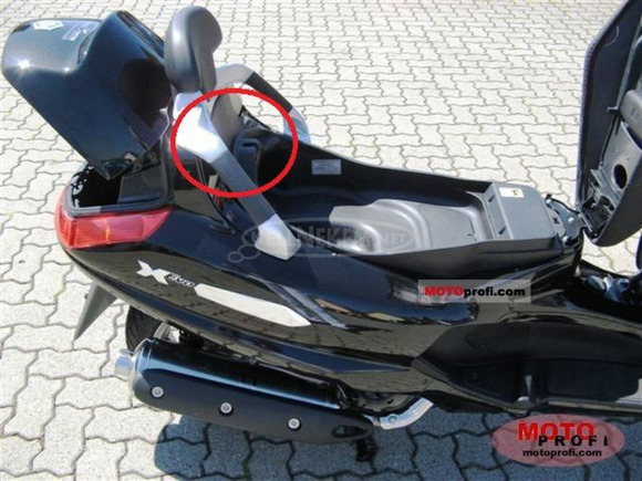 Piaggio Xevo 125 - 400 közép idom - 9/9