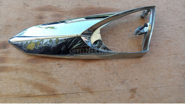 Piaggio Xevo 125 - 400 első irányjelző keret jobbos krómsérült