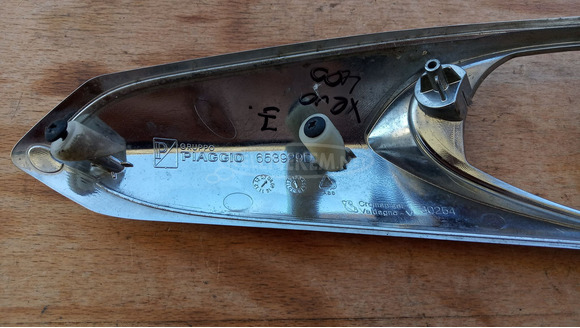 Piaggio Xevo 125 - 400 első irányjelző keret jobbos krómsérült - 6/10