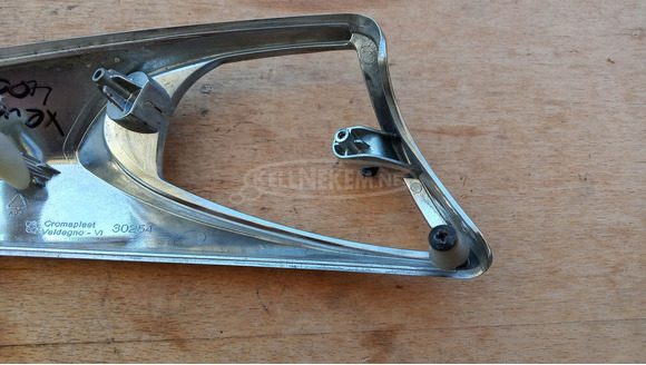 Piaggio Xevo 125 - 400 első irányjelző keret jobbos krómsérült - 7/10