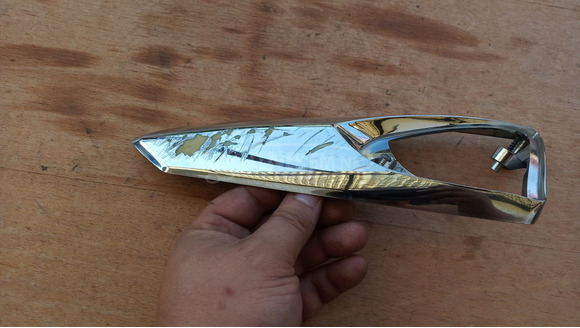 Piaggio Xevo 125 - 400 első irányjelző keret jobbos krómsérült - 8/10