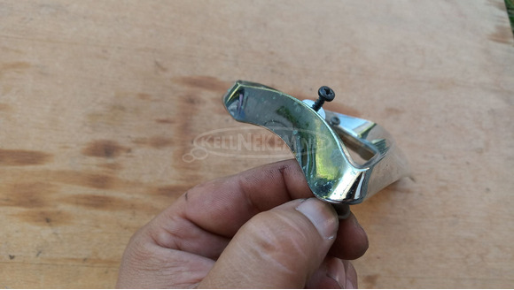 Piaggio Xevo 125 - 400 első irányjelző keret jobbos krómsérült - 10/10